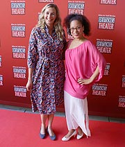 die Schauspielerinnen Andrea Gerhard und Diana Marie Müller bei der Premiere des Musicals Dornröschen (©Foto: Martin Schmitz)